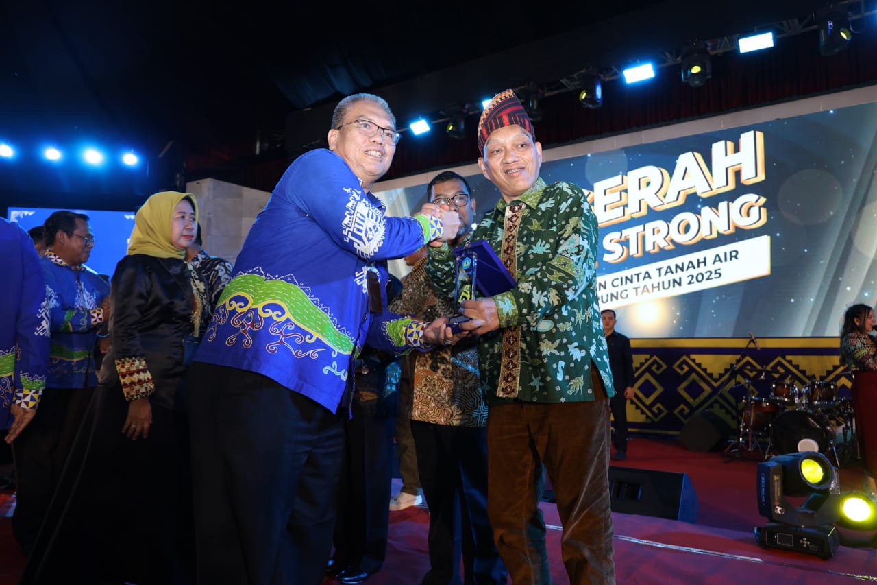 Dosen S2 Ilmu Komputer Universitas Lampung Terima Penghargaan di Malam Anugerah Unila Be Strong